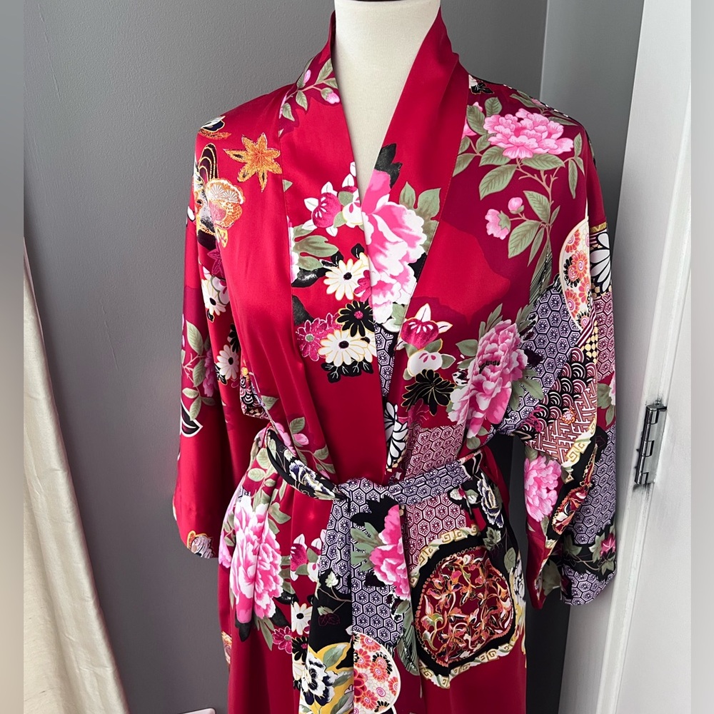 NATORI Silk-Feel Floral Kimono Robe in Deep Red